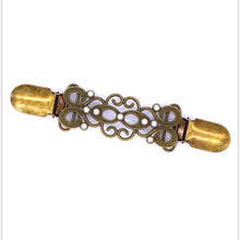 Load image into Gallery viewer, Duck-mouth Flexible Cardigan Clip - Zainab&#39;s Closet